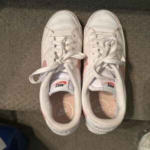 9.5 Womens Nike court with pink logo gently used